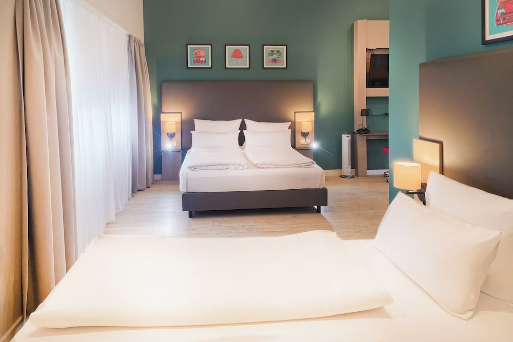STANDARD, 3 BEDS, ACCESSIBLE
