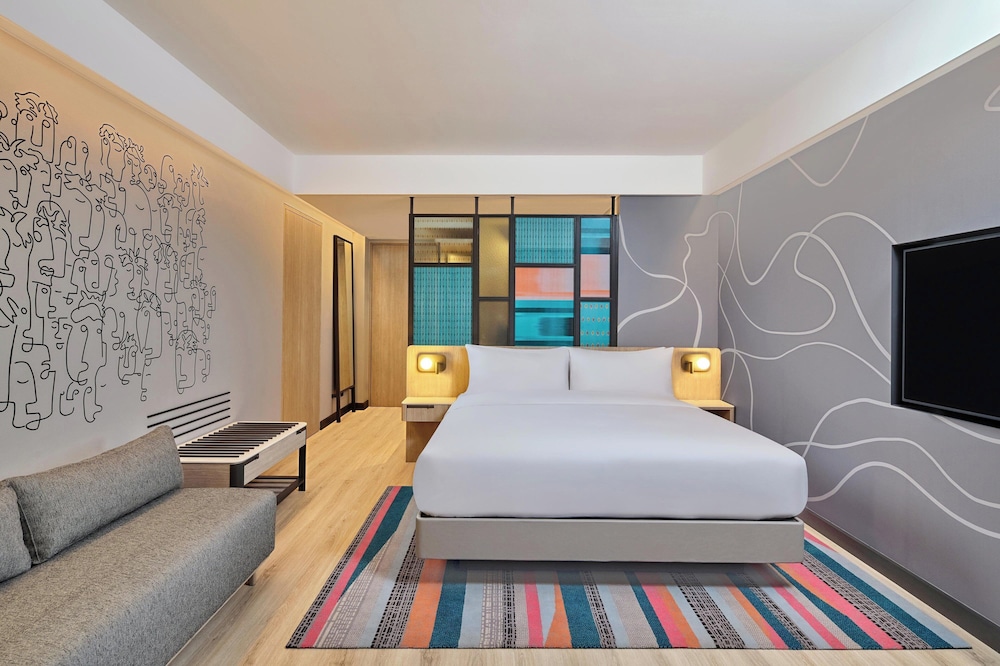 ALOFT, KING BED, BALCONY