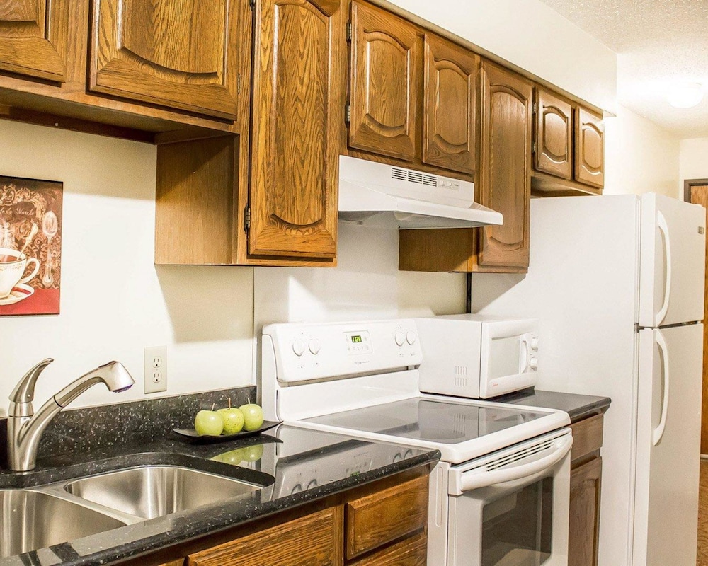 Econo Lodge Menomonie On The Bay MI 29/31