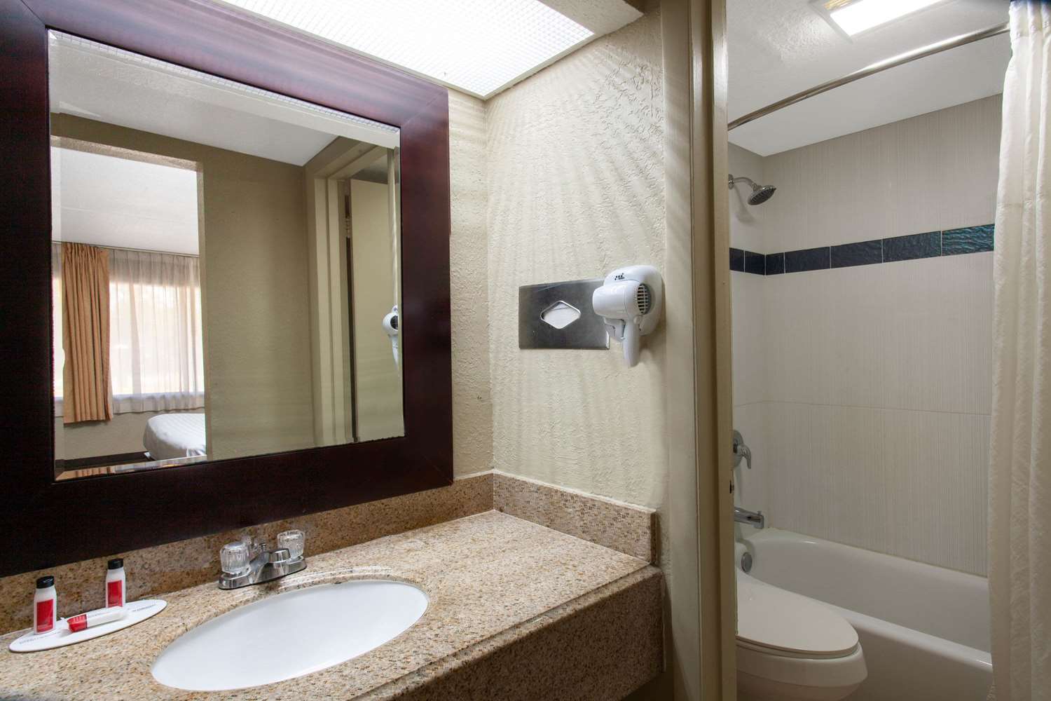 Travelodge By Wyndham Deltona 43/48
