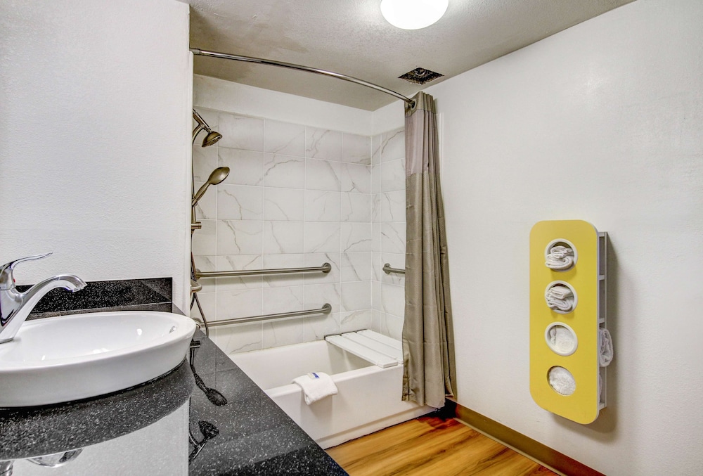 Motel6 Waco, TX - Lacy Lakeview 48/49