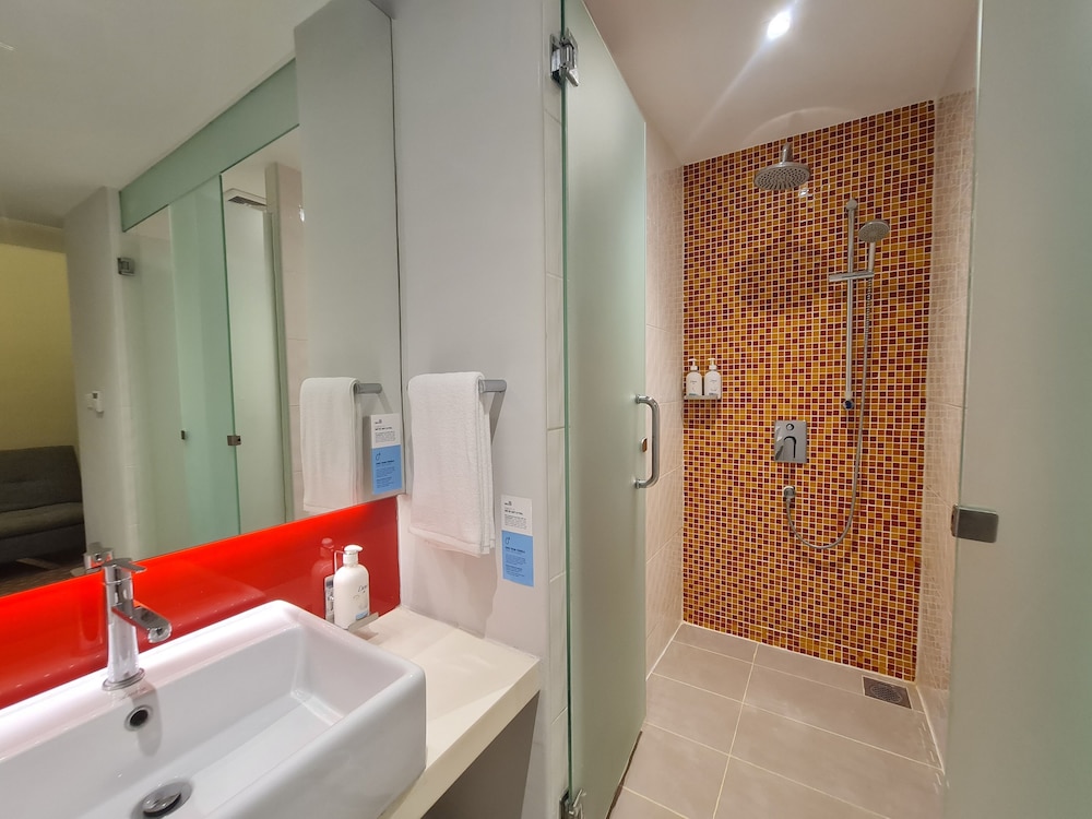 Holiday Inn Express & Suites Johor Bahru 12/62
