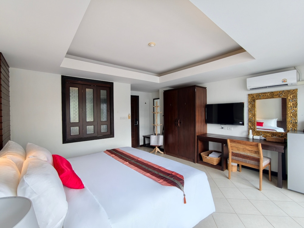 Standard, Queen Bed, Pool View