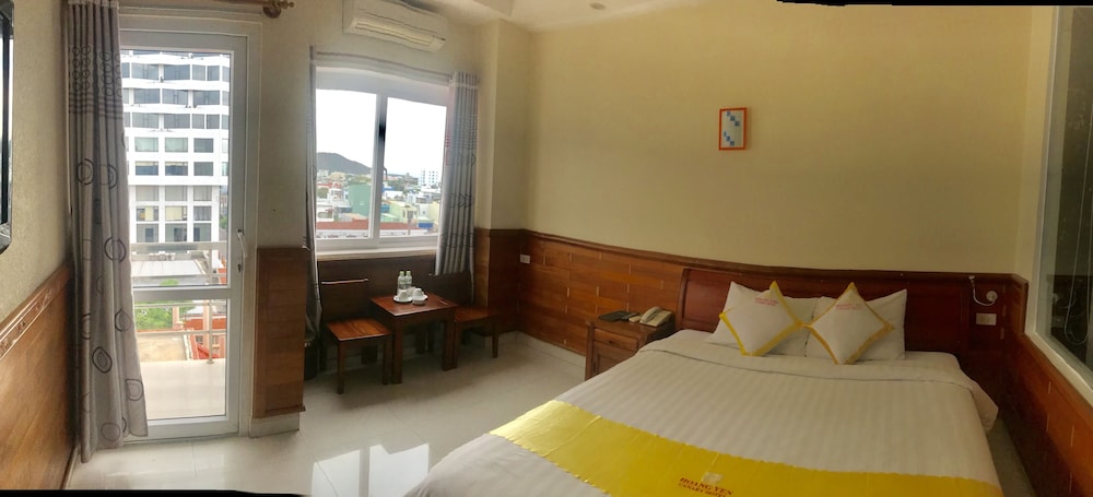 DELUXE, DOUBLE BED, PARTIAL OCEAN VIEW