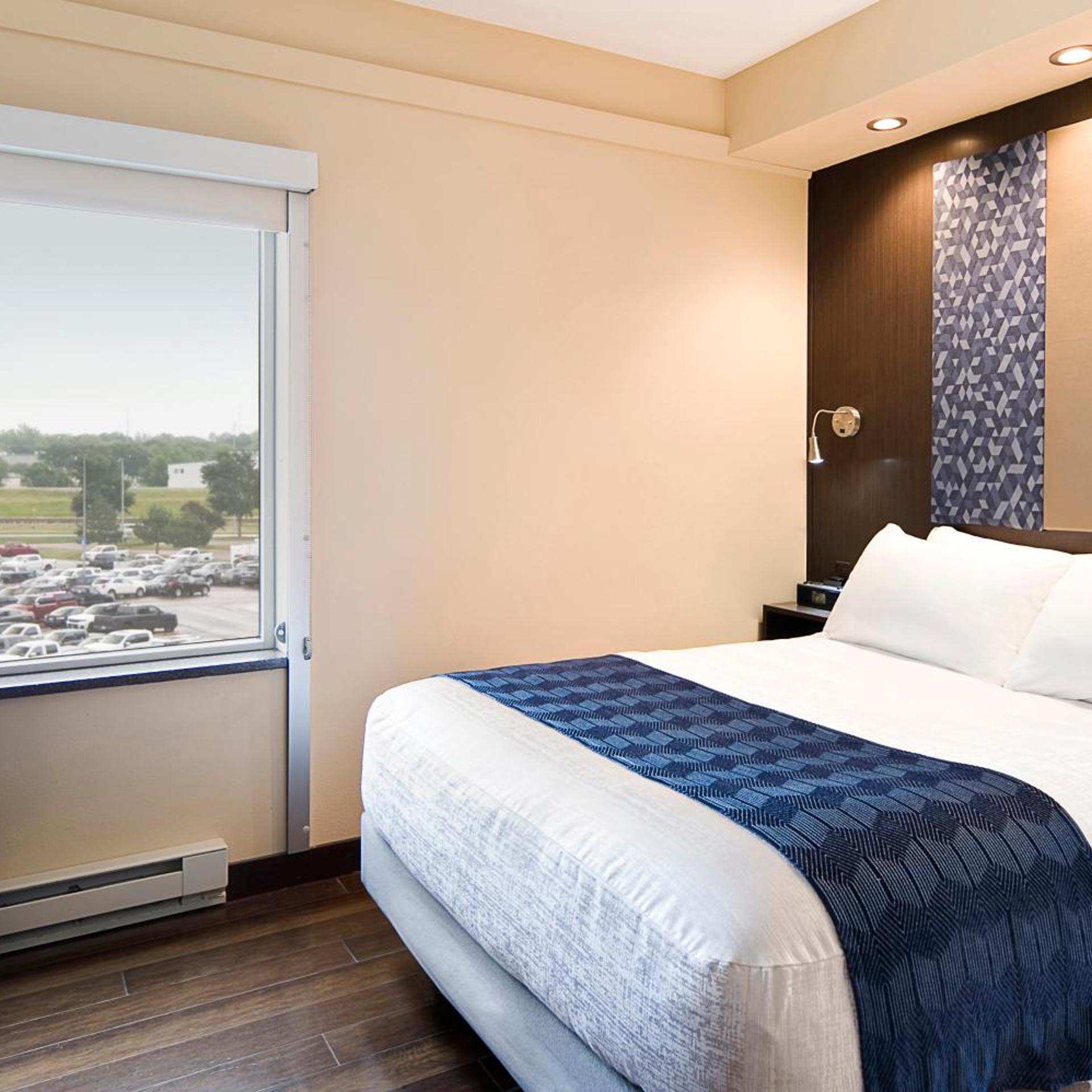 Economy, Queen Bed, Runway View