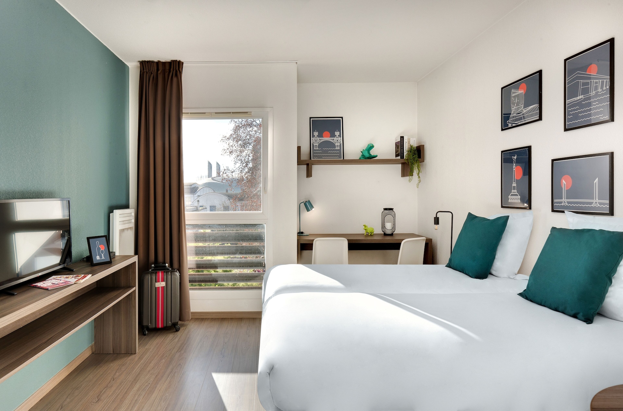BUSINESS, STUDIO, TWIN BEDS, KITCHENETTE