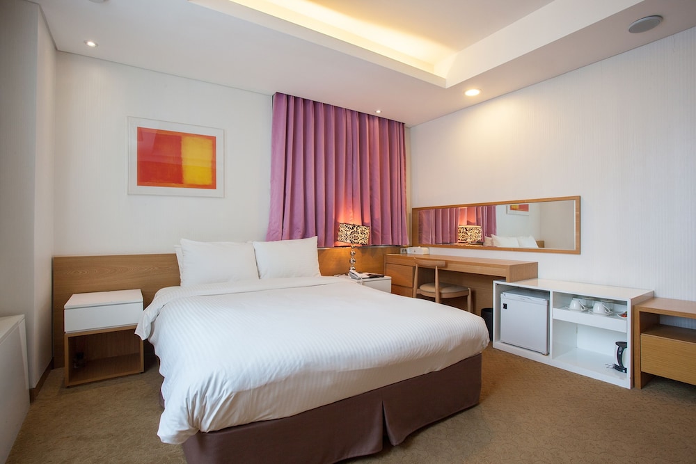 Pharos Hotel 14/68