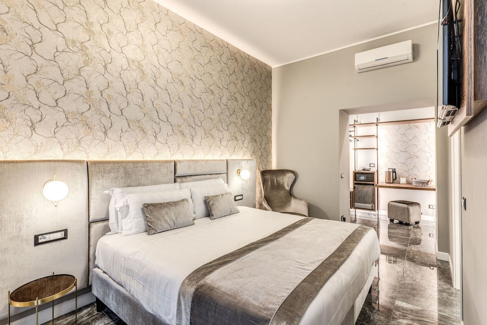 DELUXE, DOUBLE BED, JETTED TUB