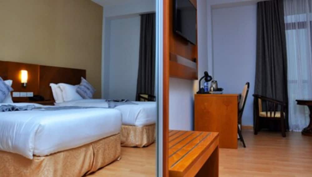 AZZEMAN HOTEL 29/49