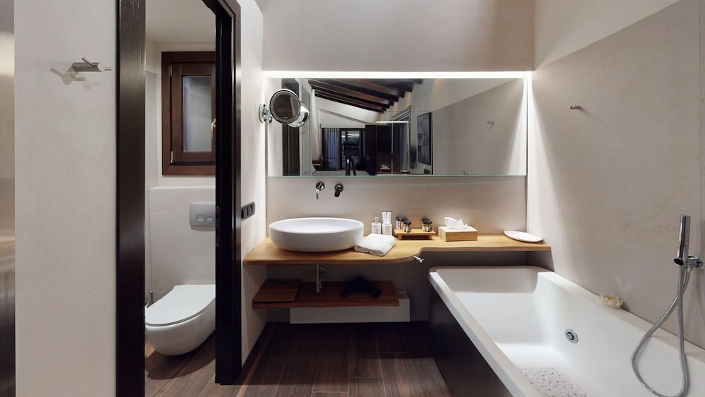 Valeni Boutique Hotel 46/48