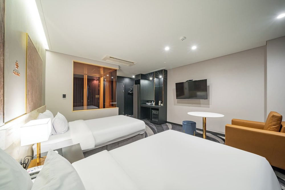DELUXE, TWIN BEDS