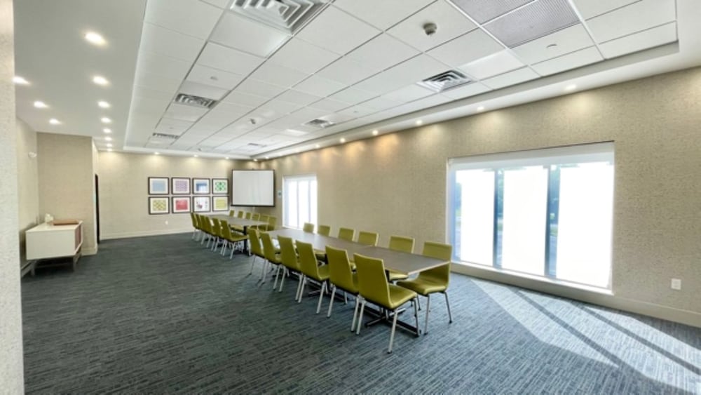 Holiday Inn Express Fall River North 25/44