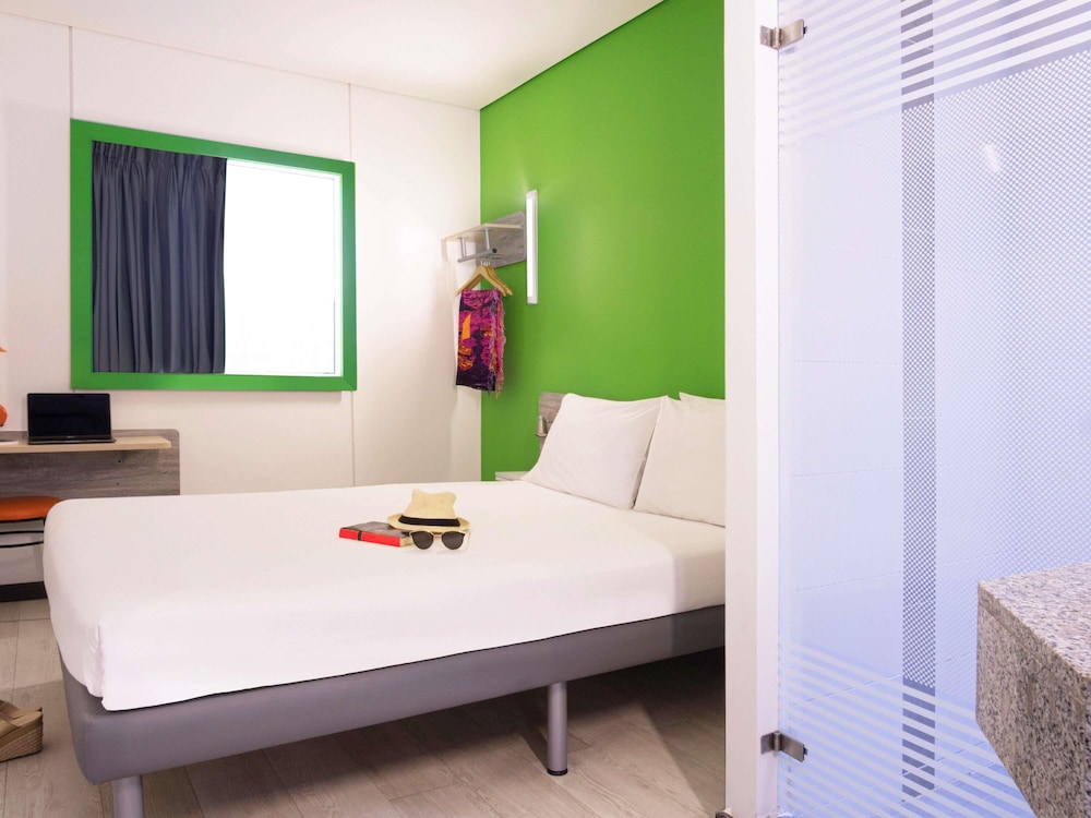 ROOM, DOUBLE BED