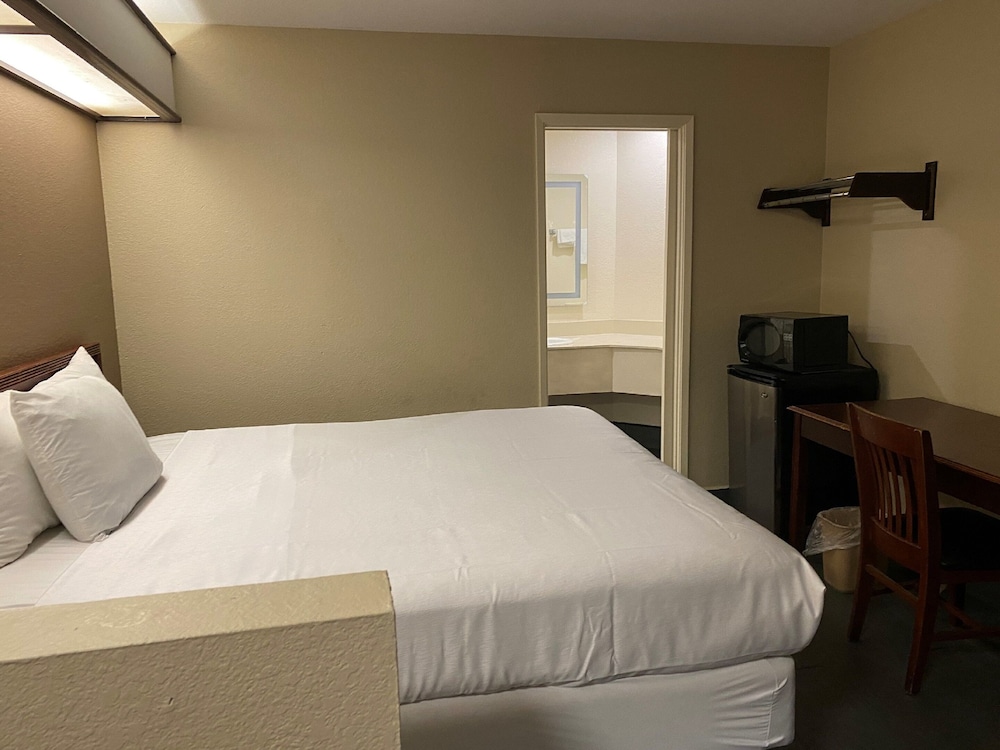 Budget Inn and Suites Stockton 23/55