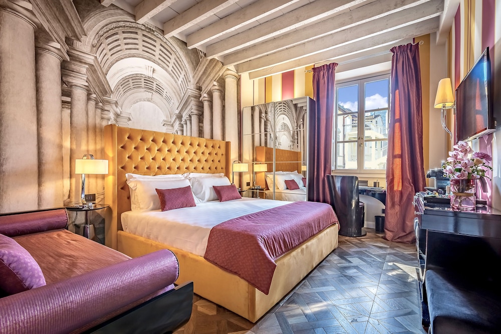 DELUXE, TRIPLE, KING BED