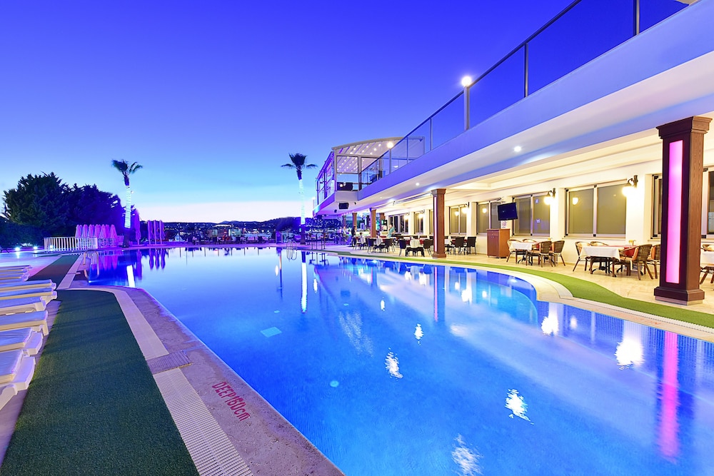 Tropicana Beach Apartments 33/38