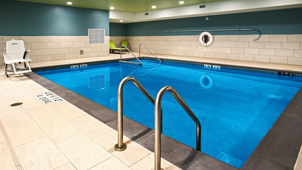 Holiday Inn Express Suites Racine 47/63