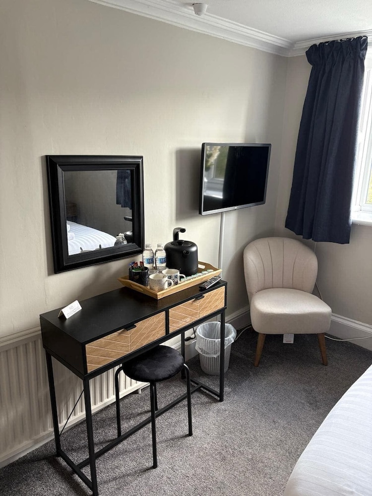 The Abbey Inn 24/30