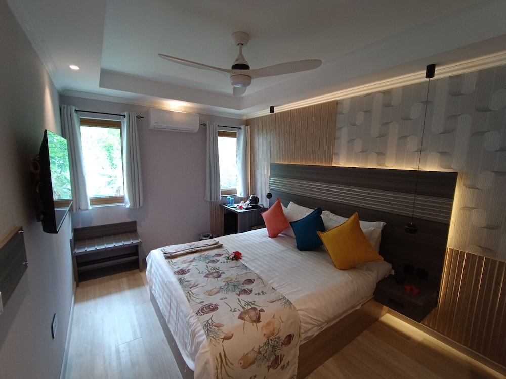 CROWN BEACH HOTEL 12/50