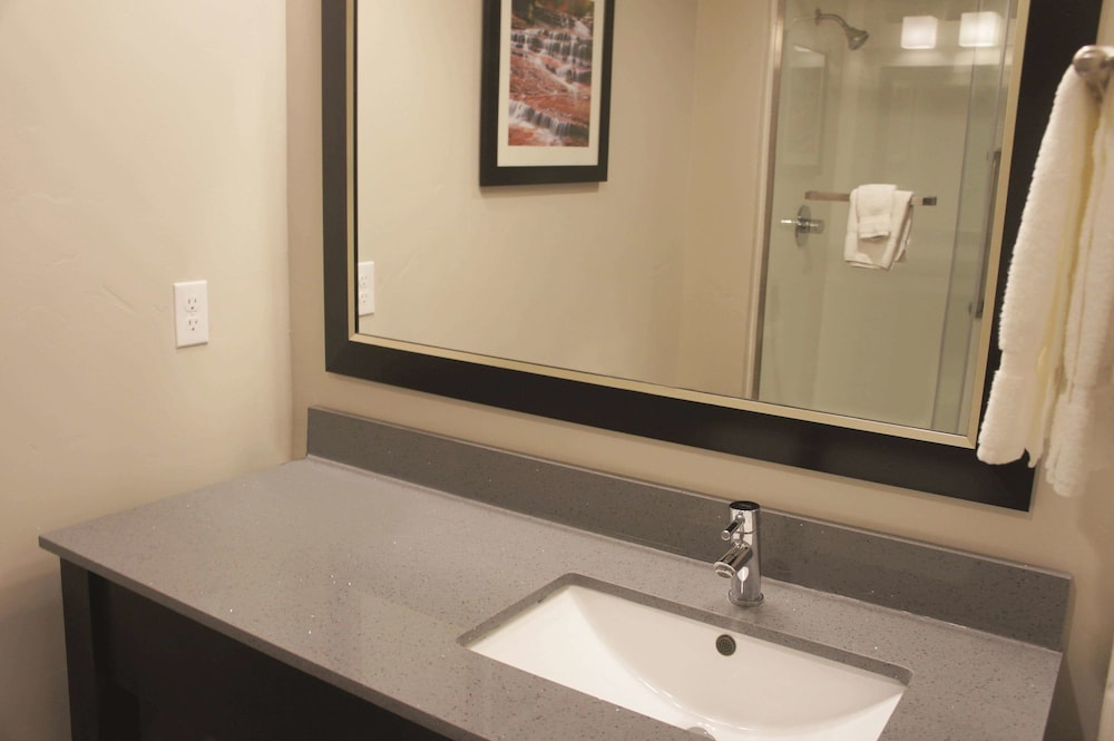 La Quinta Inn & Suites By Wyndham Cedar City 24/25