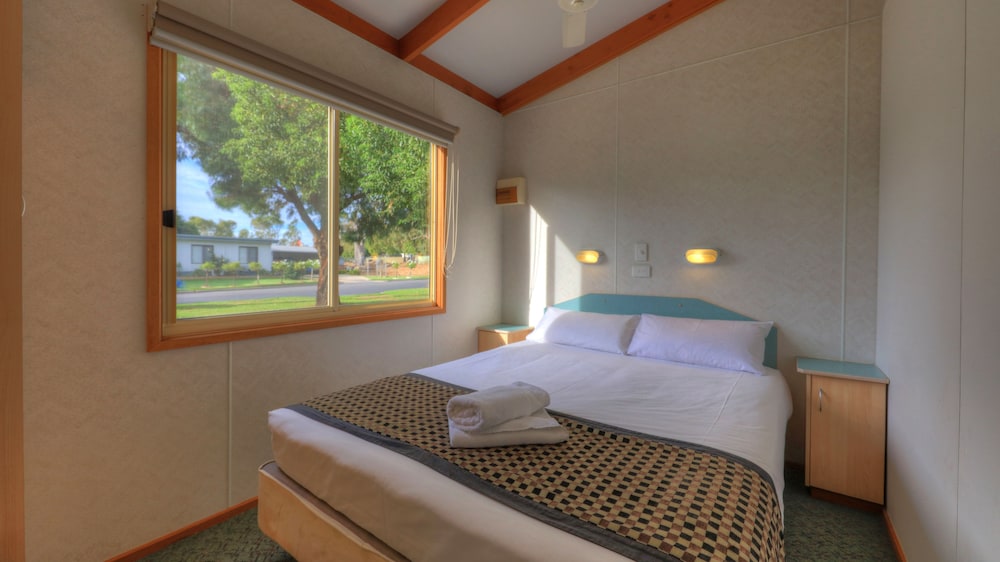 Cabin, 1 Double and 4 Single Beds