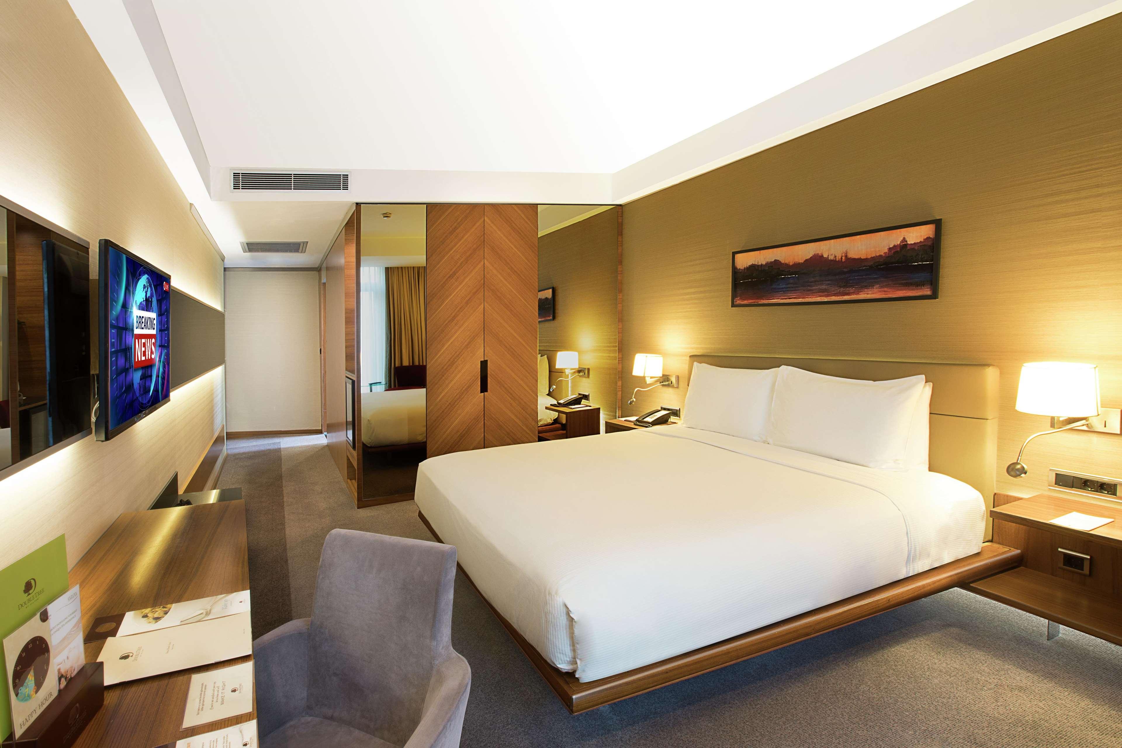 GUEST ROOM, KING BED, CORNER