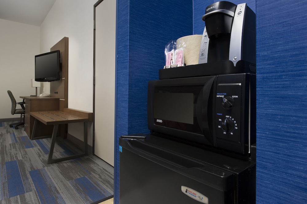 HOLIDAY INN EXPRESS & SUITES CHARLOTTESVILLE - RUCKERSVILLE 28/54