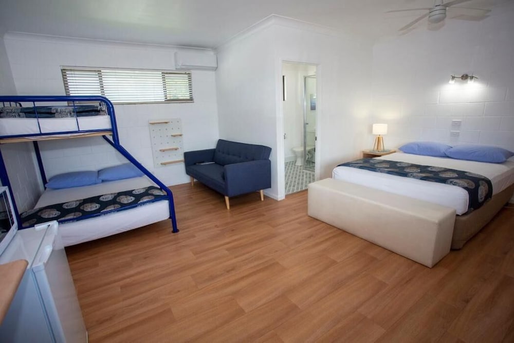 Moffat Beach Motel 29/62
