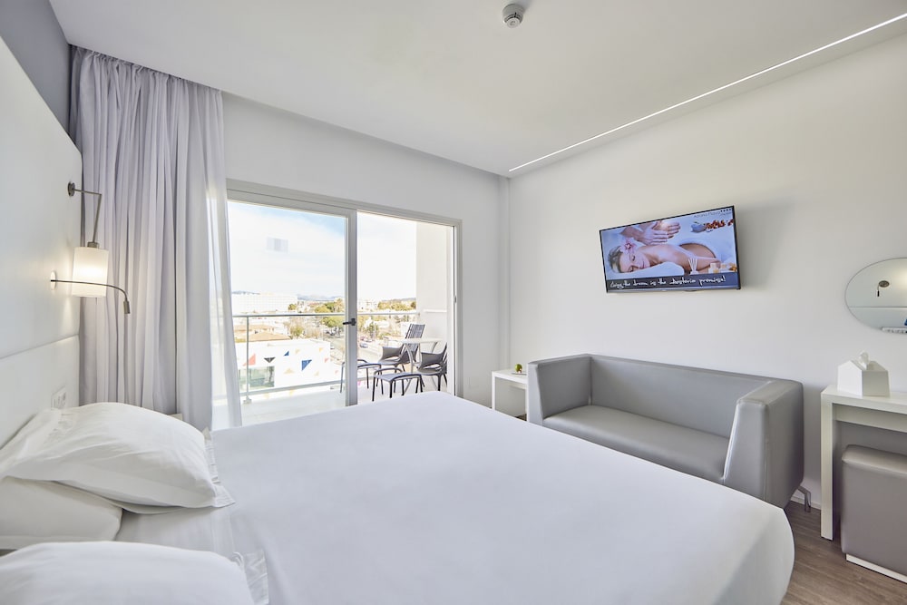 DELUXE, POOL VIEW, BALCONY