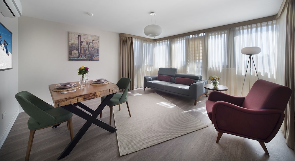THE CLOCK SUITES 26/44