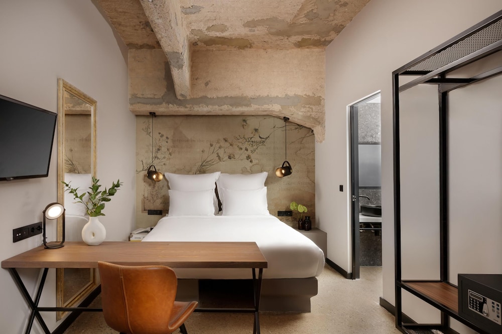Room, Queen Bed, Sofa