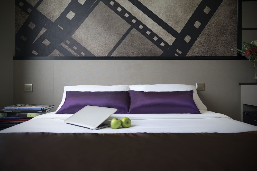 Deluxe, Queen Bed, Bathtub