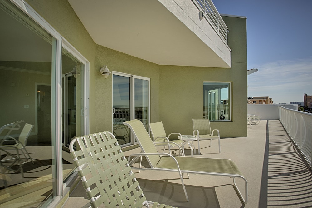 Crystal Palms Beach Resort 7/50