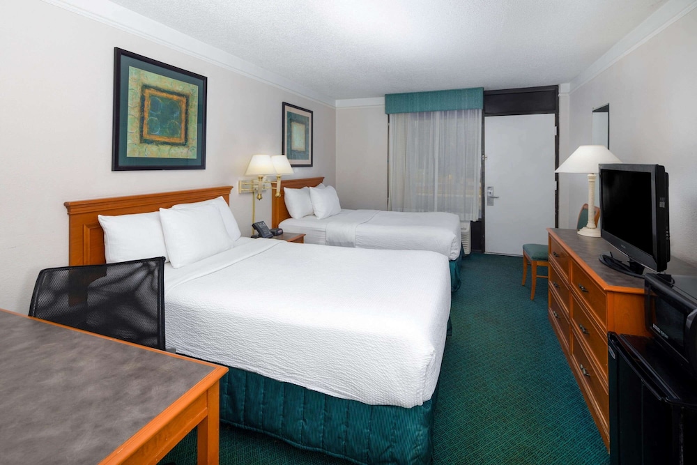 Super 8 by Wyndham Savannah 14/51