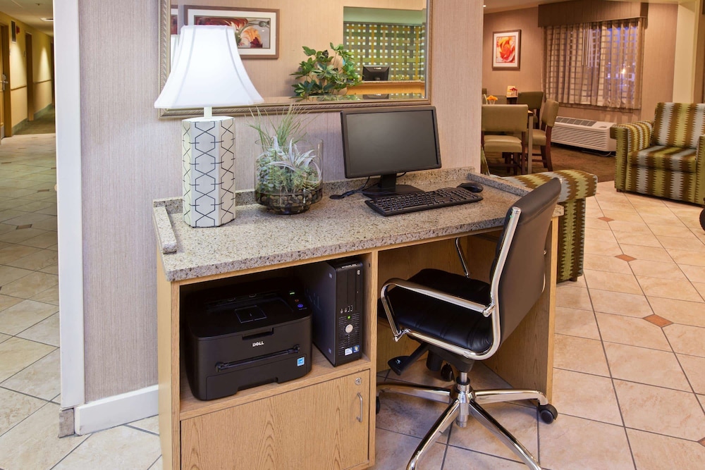 La Quinta Inn & Suites by Wyndham Nashville Airport 59/63