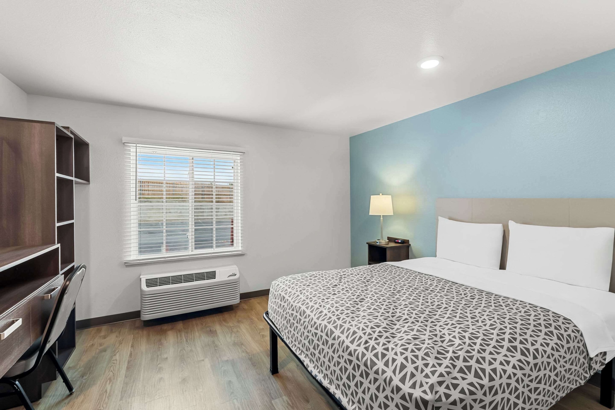 STANDARD, QUEEN BED