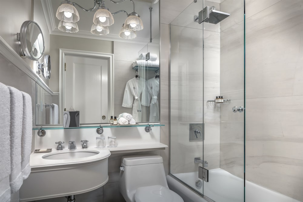 Deluxe, 2 Queen Beds, City View, Fairmont Empress Hotel 5/6