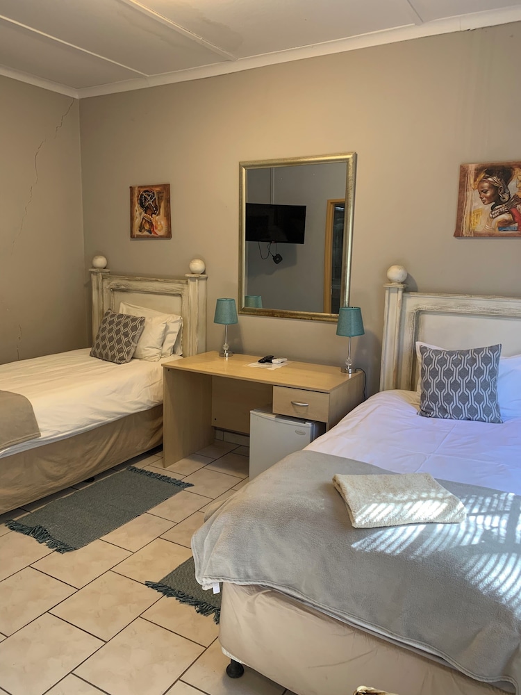 ROOM, TWIN BEDS