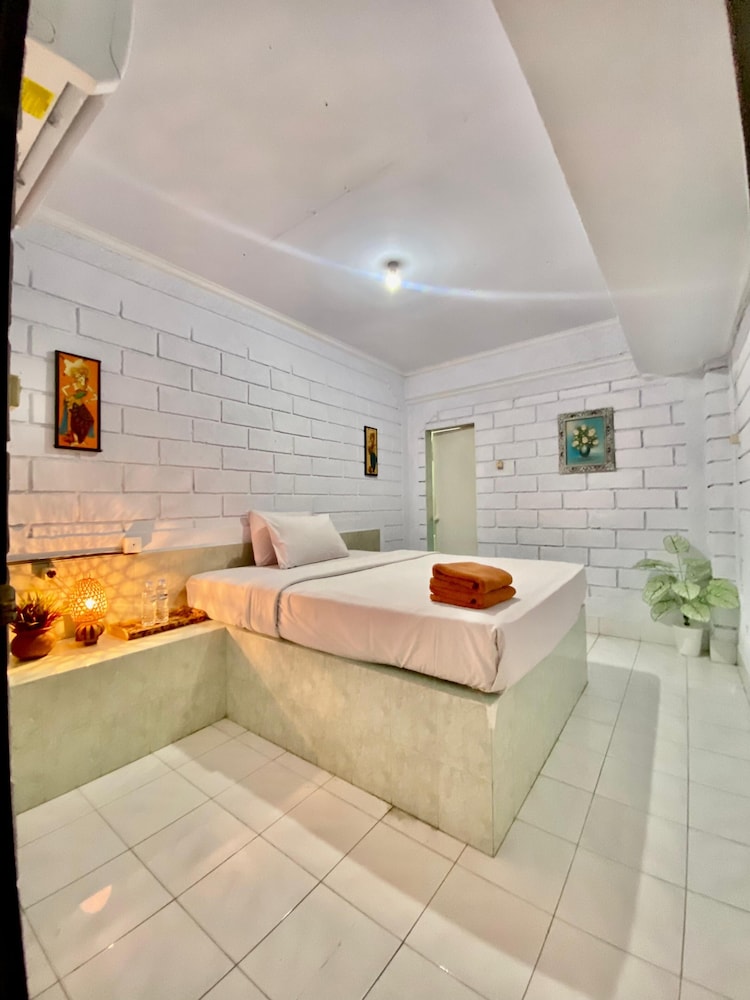 VILARISI HOTEL 33/57
