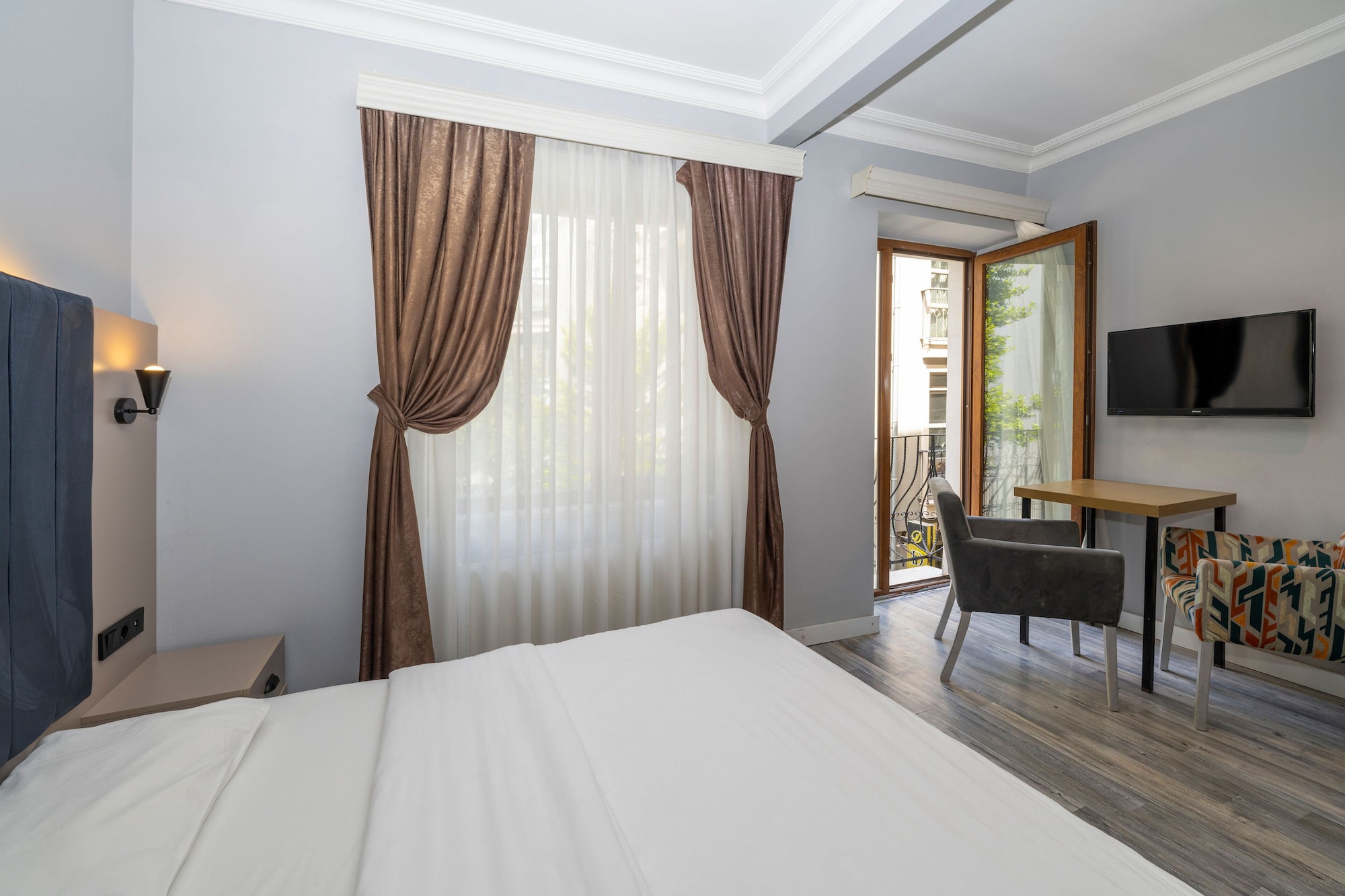 1 BEDROOM, STUDIO