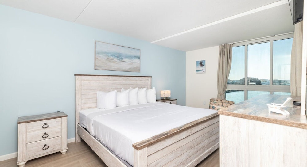 2 Bedrooms, Condo, Premium, 1 King and 1 Single Beds, Bay View, Sofa, Balcony، Bay Club Resort 2/6