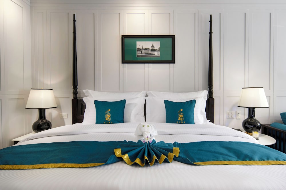 Siri, Deluxe, King Bed, Pool View