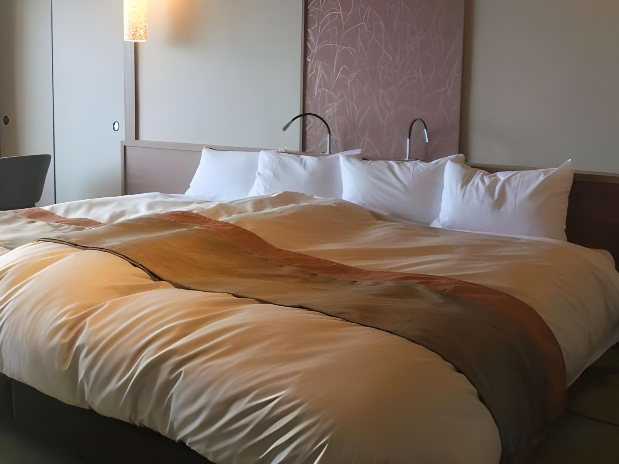 Hollywood, Modern, Twin Beds