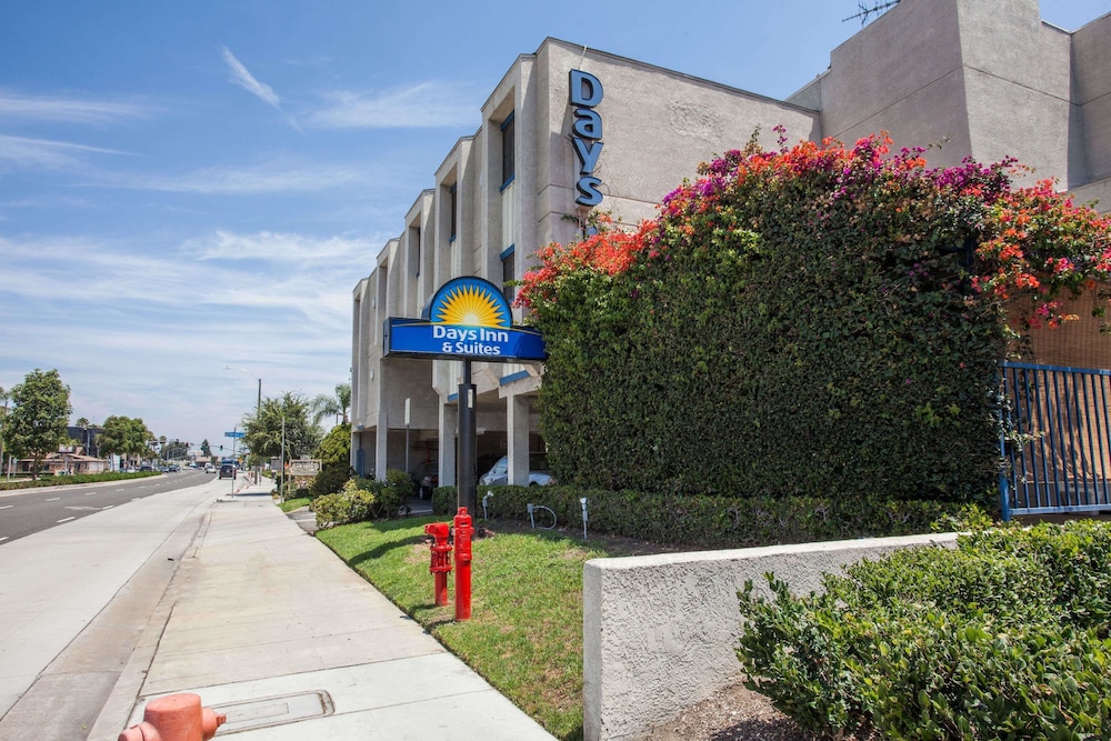 Days Inn By Wyndham Orange Anaheim 2/20