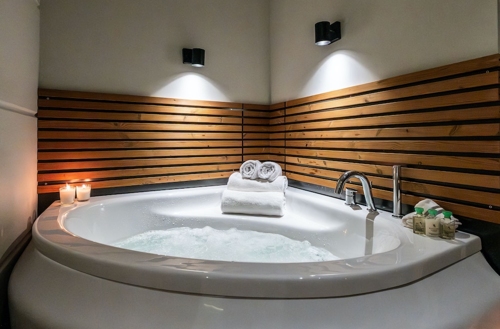 Discovery Hotel 55/69