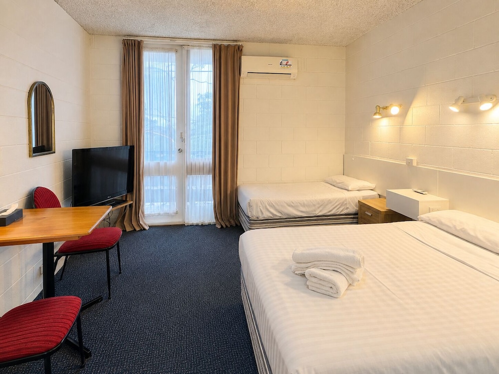 Pathfinder Motel 15/50