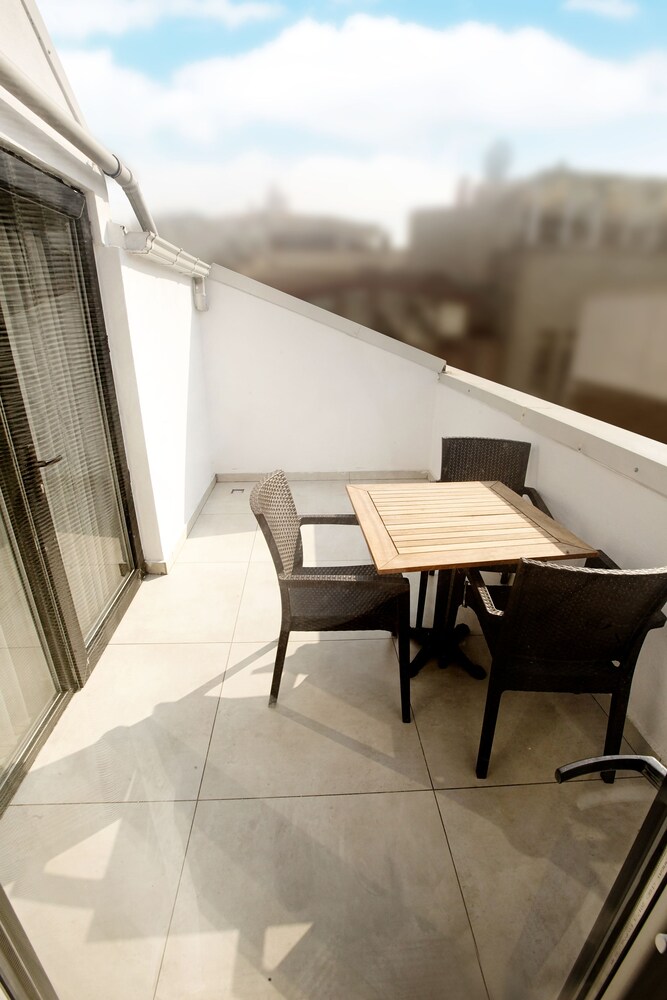 Gardenya Suite Hotel 38/43