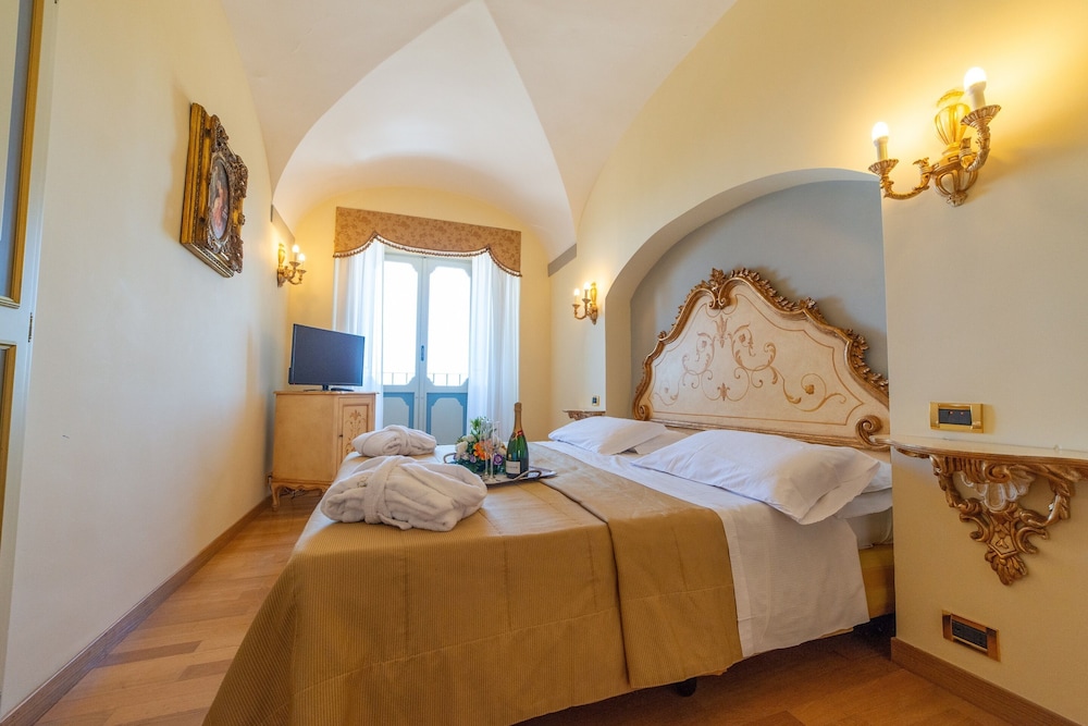 ELEGANT, SUITE