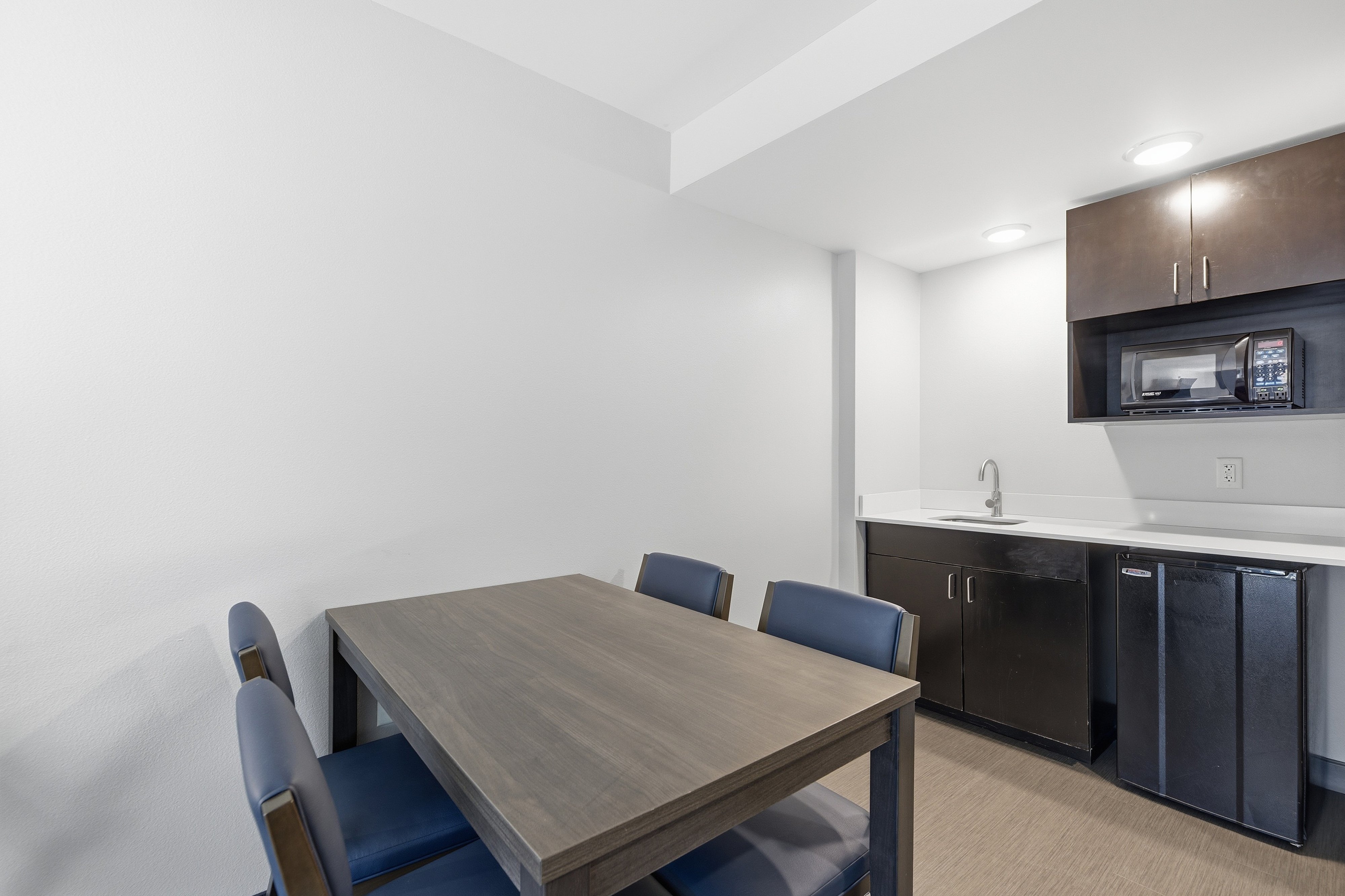Holiday Inn Express & Suites Raleigh West - Lenovo Center 89/102