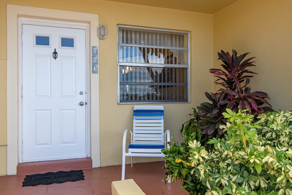 PALM BEACH WATERFRONT SUITES 4/67
